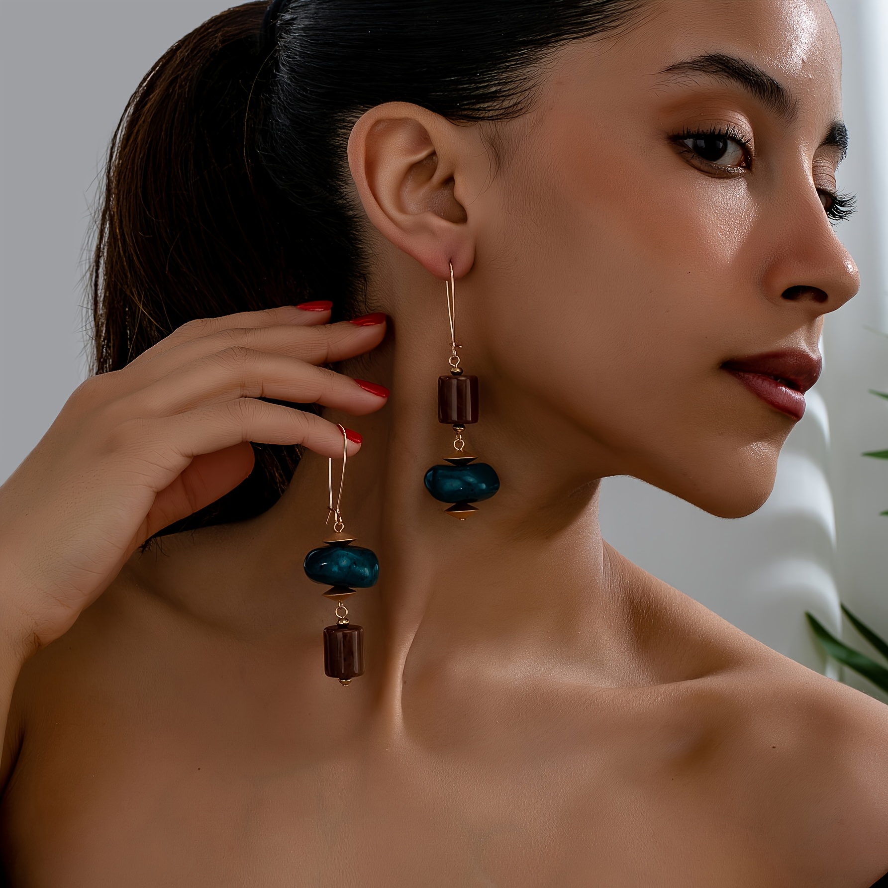 E-shop Ein Paar asymmetrische Damen-Mode-Ohrhänger im Boho-Stil, unregelmäßig geometrisch, dreidimensional texturiert, urlaubsinspiriert, hochwertig