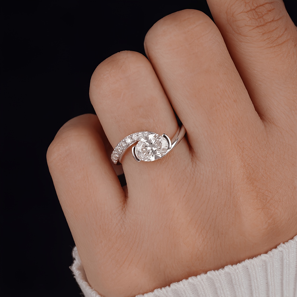 Women's Twisted Arm Half-Set Egg-Shaped Design Ring
