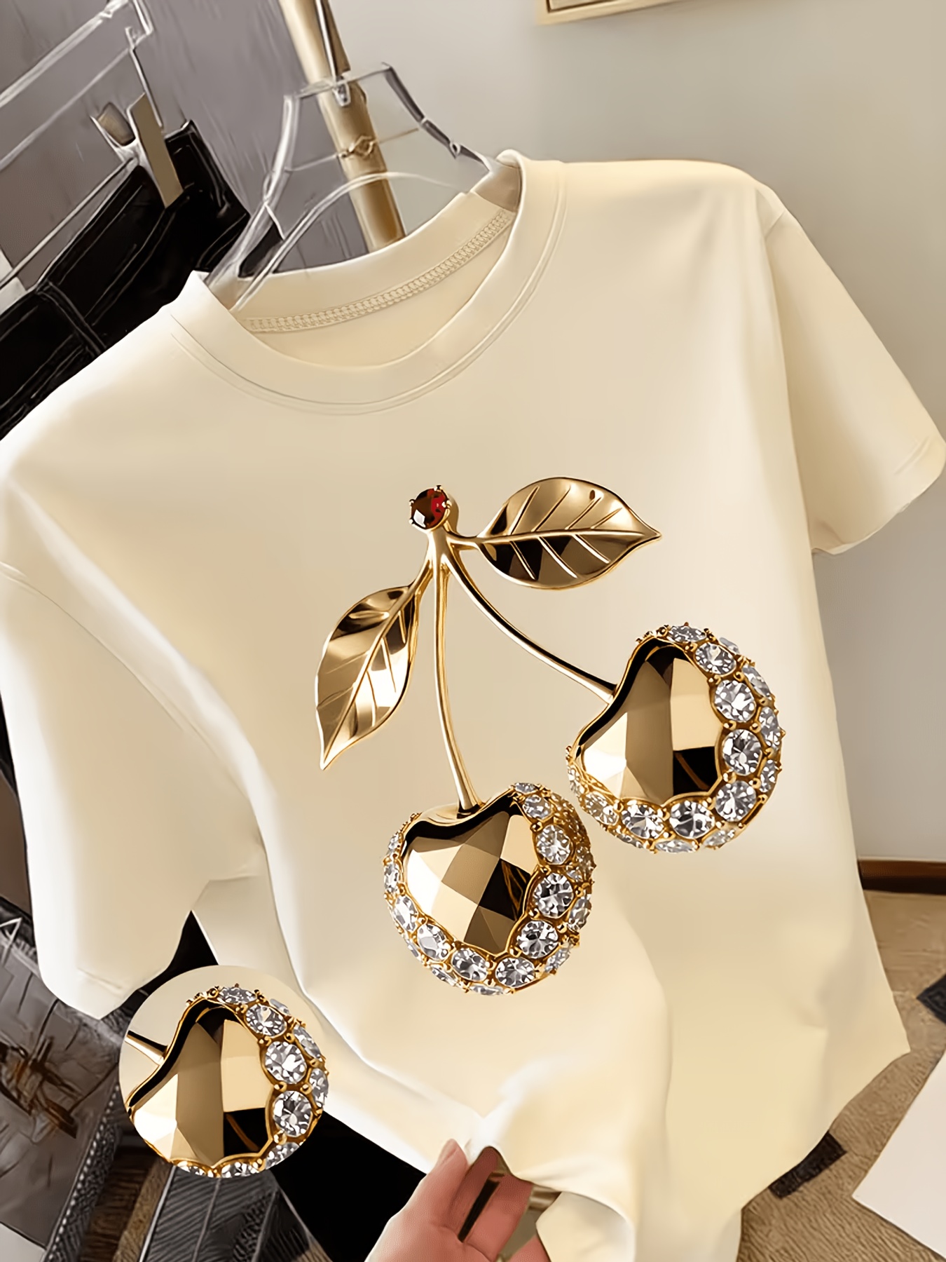 T-shirt Femme Y2K — Cerises Dorées & Diamants T-shirt Y2K pour femme à imprimé cerises dorées avec embellissements en diamant - Haut respirant à col ras du cou compatible avec une blouse | Essentiel de la garde-robe printemps-été | T-shirt décontracté léger adapté aux fêtes, cadeaux et tenues décontractées