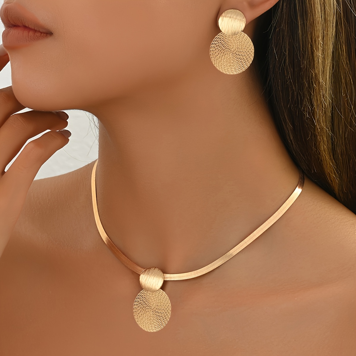 E-shop 2er-Set Leichter Luxus Goldener Geometrischer Schmuck, Schlangenknochenkette Halskette und Kreisförmige Texturierte Ohrringe, Metallische Textur