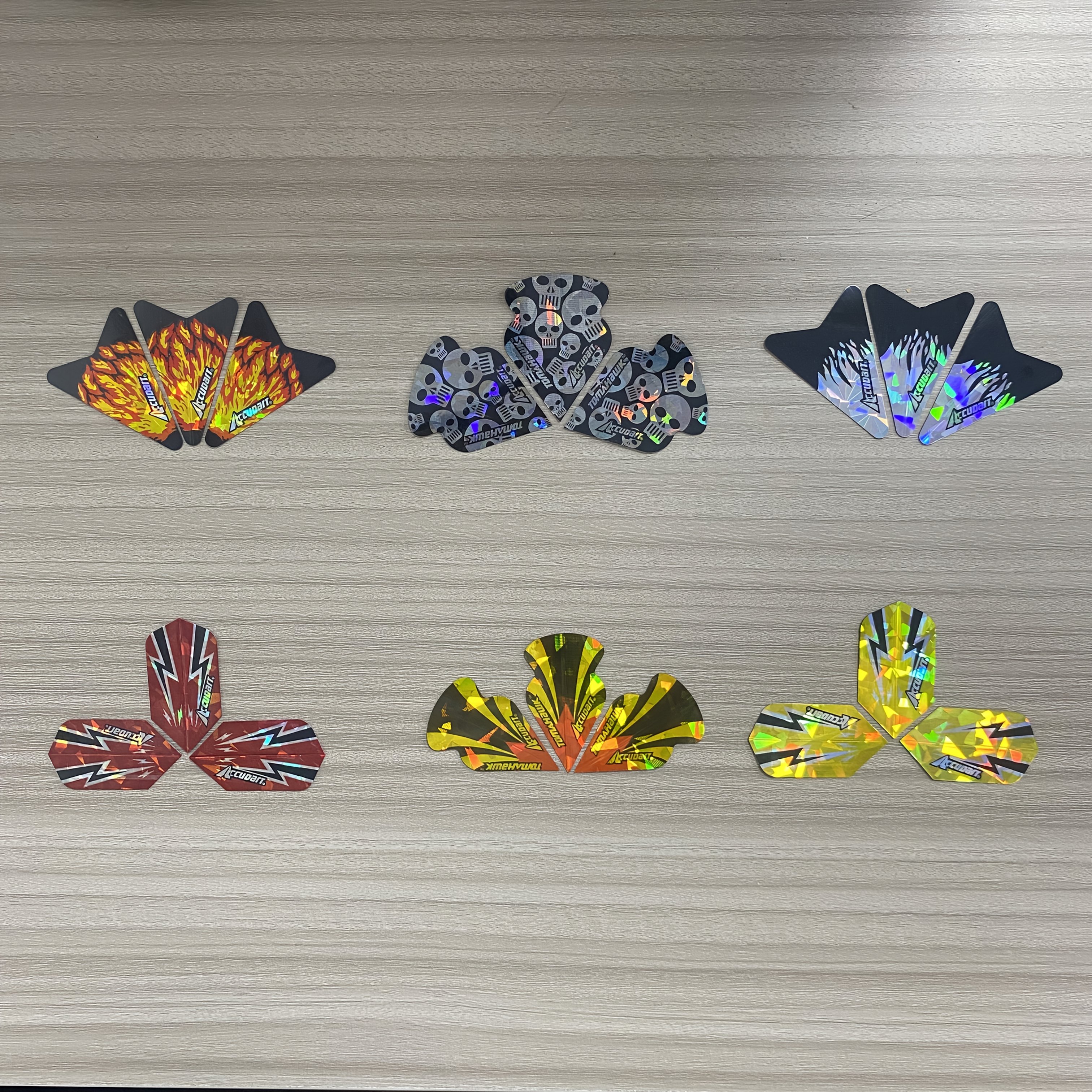 E-shop Standard V-förmige Dartflügel 6 Sets 18 Stück Robuste PET Material Ersatz Federn Schwanzflügel, Geeignet für Stahl Nadelspieler und Darts -