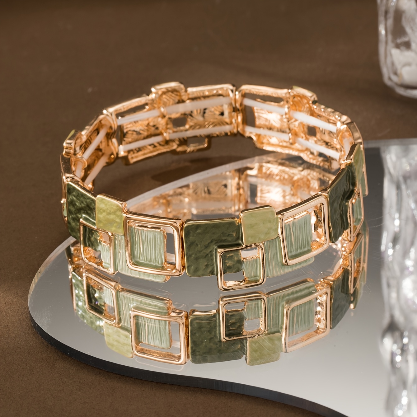 E-shop Ein minimalistisches, quadratisches, geometrisches, elastisches Armband aus Zinklegierung für Damen, Retro-Modeshows und Partys. Zielgruppe: Gan