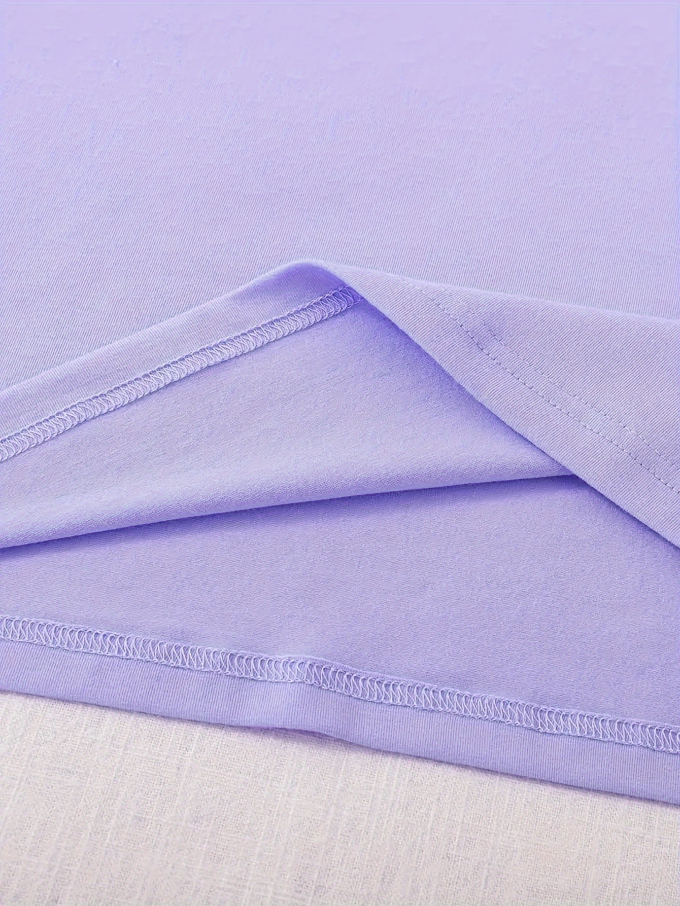 T-shirt Femme Papillon Violet T-shirt décontracté pour femmes avec un imprimé nœud, des manches courtes et un col rond. Fabriqué en tissu léger, parfait pour le printemps et l