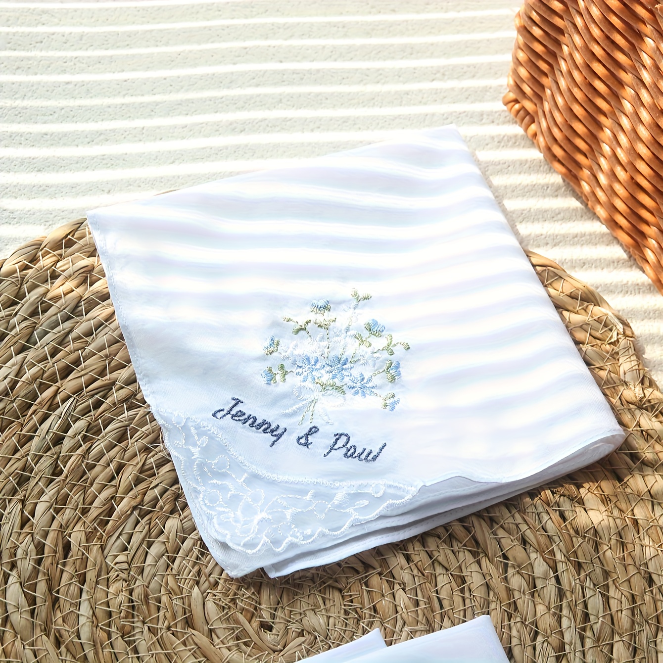 E-shop Personalisiertes besticktes Taschentuch mit individuellen Namen – Elegante Blumenstickerei mit Spitzenbesatz – Hochzeitsstickerei-Accessoires –