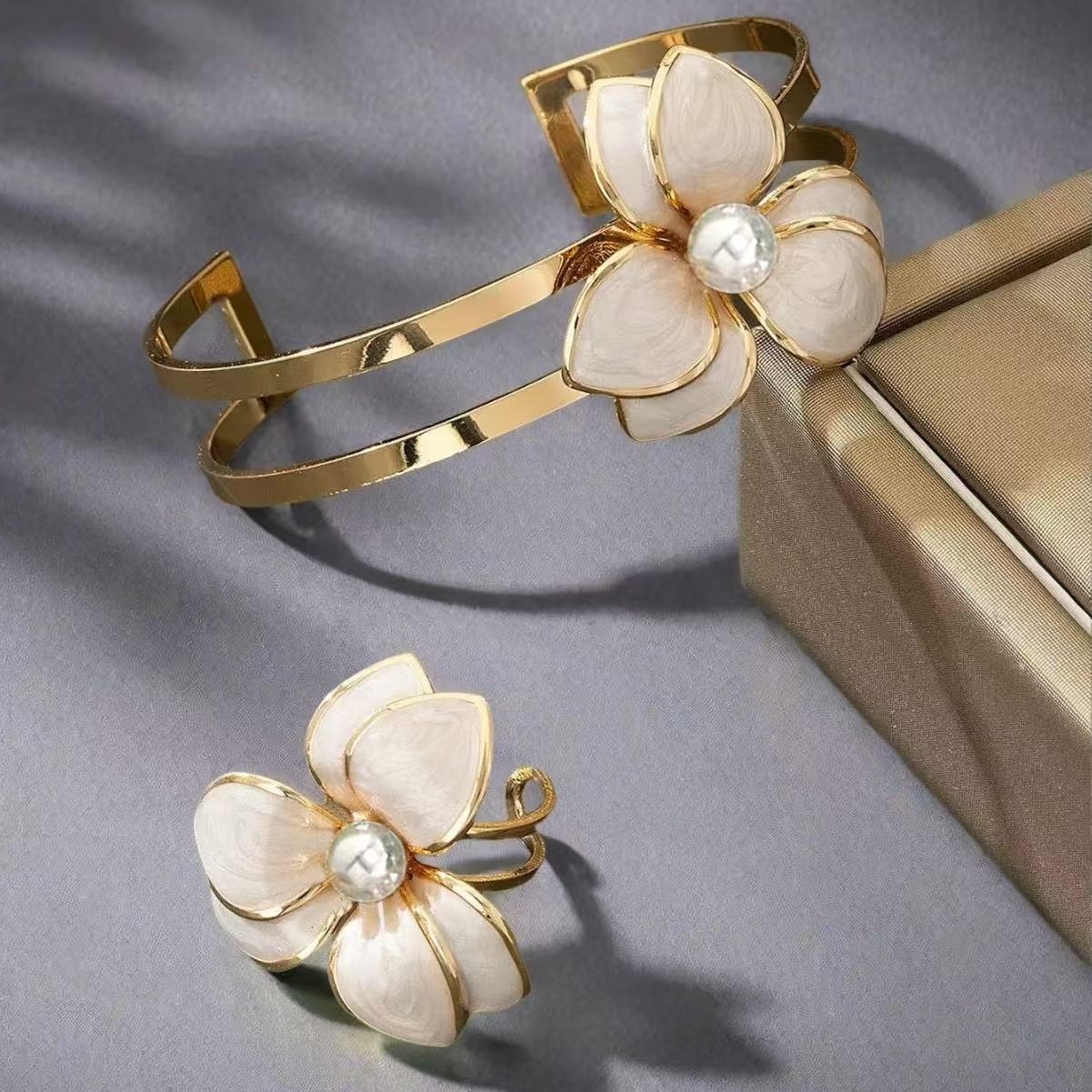 TEMU Conjunto de 2 piezas de pulsera y anillo combinados, diseño retro exquisito y elegante con de perlas y flores de aceite goteadas