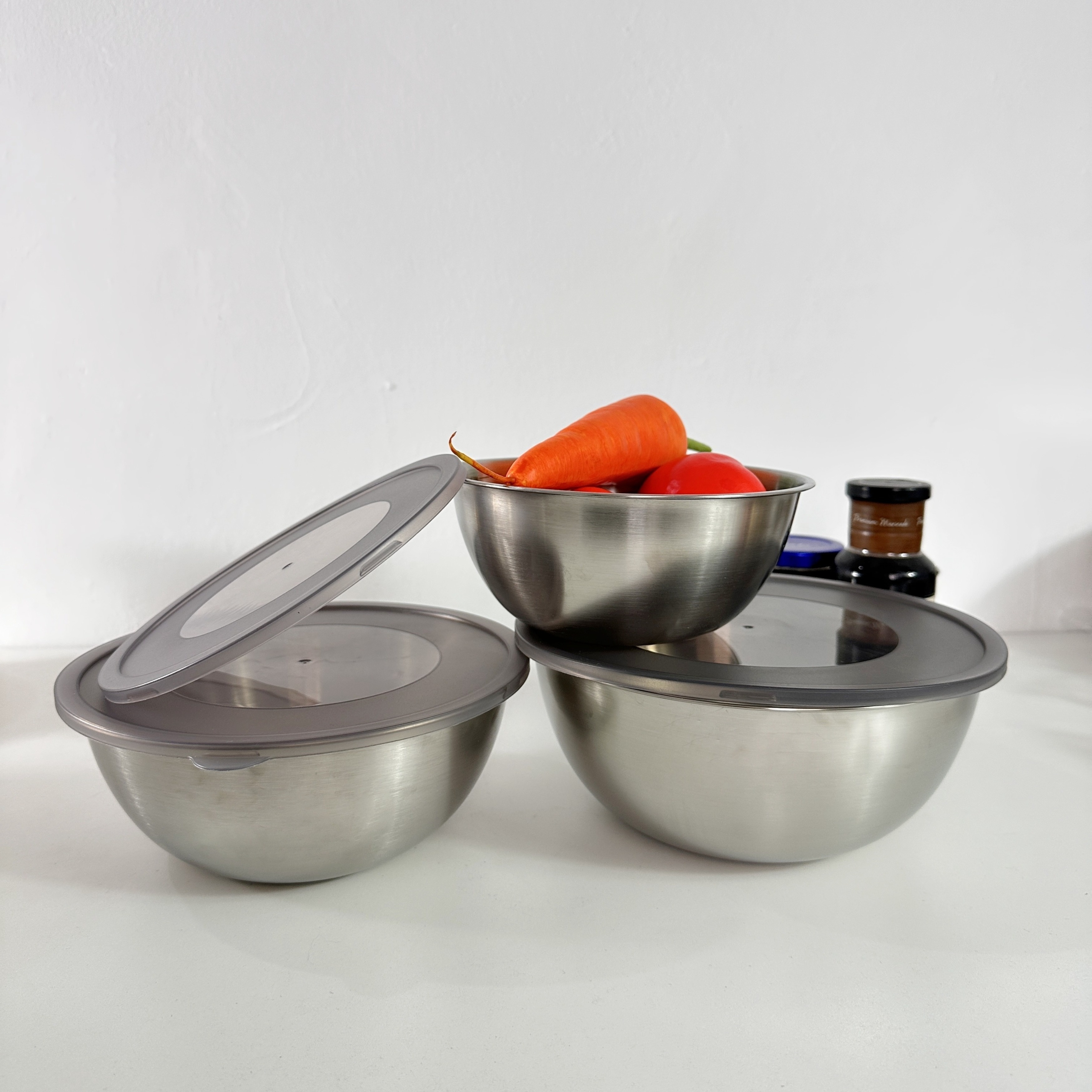 E-shop 3er-Set Edelstahl Salatschüsseln mit Deckel, polierte Metalloberfläche, rund - Küchenmischschalen mit Deckel, Kochschale mit Skala, ideal zum