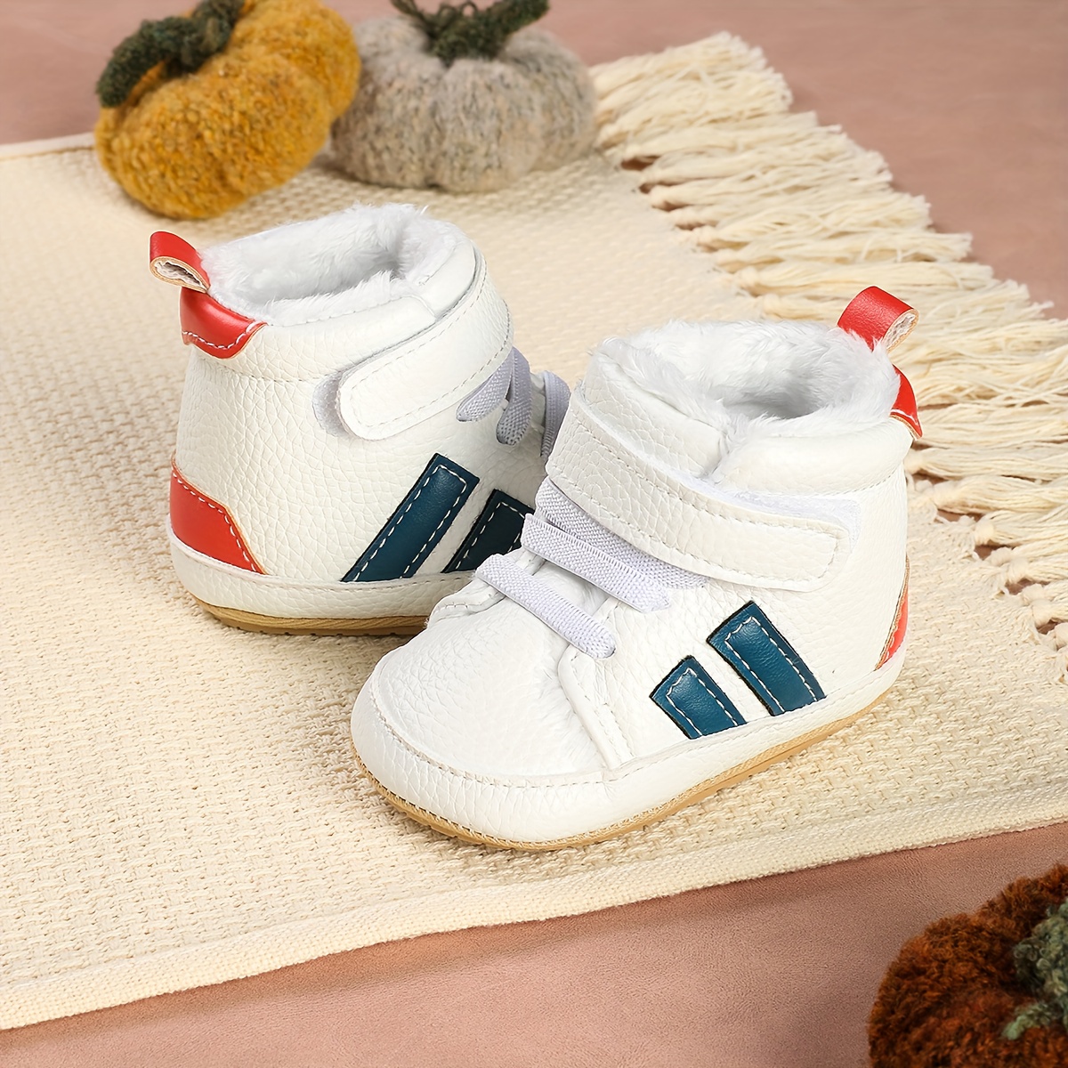 Een paar nieuwe, warme, fleece sportschoenen