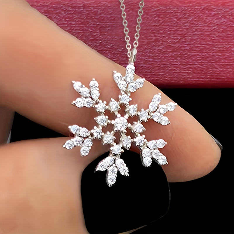 Image of 1 Women's Fashion Pendant Necklace Luxurious Snowflake Shaped Cubic Synthetic Zirconia Inlaid Necklace For Wedding And Banquet Jewelry Christmas Accessory Gift