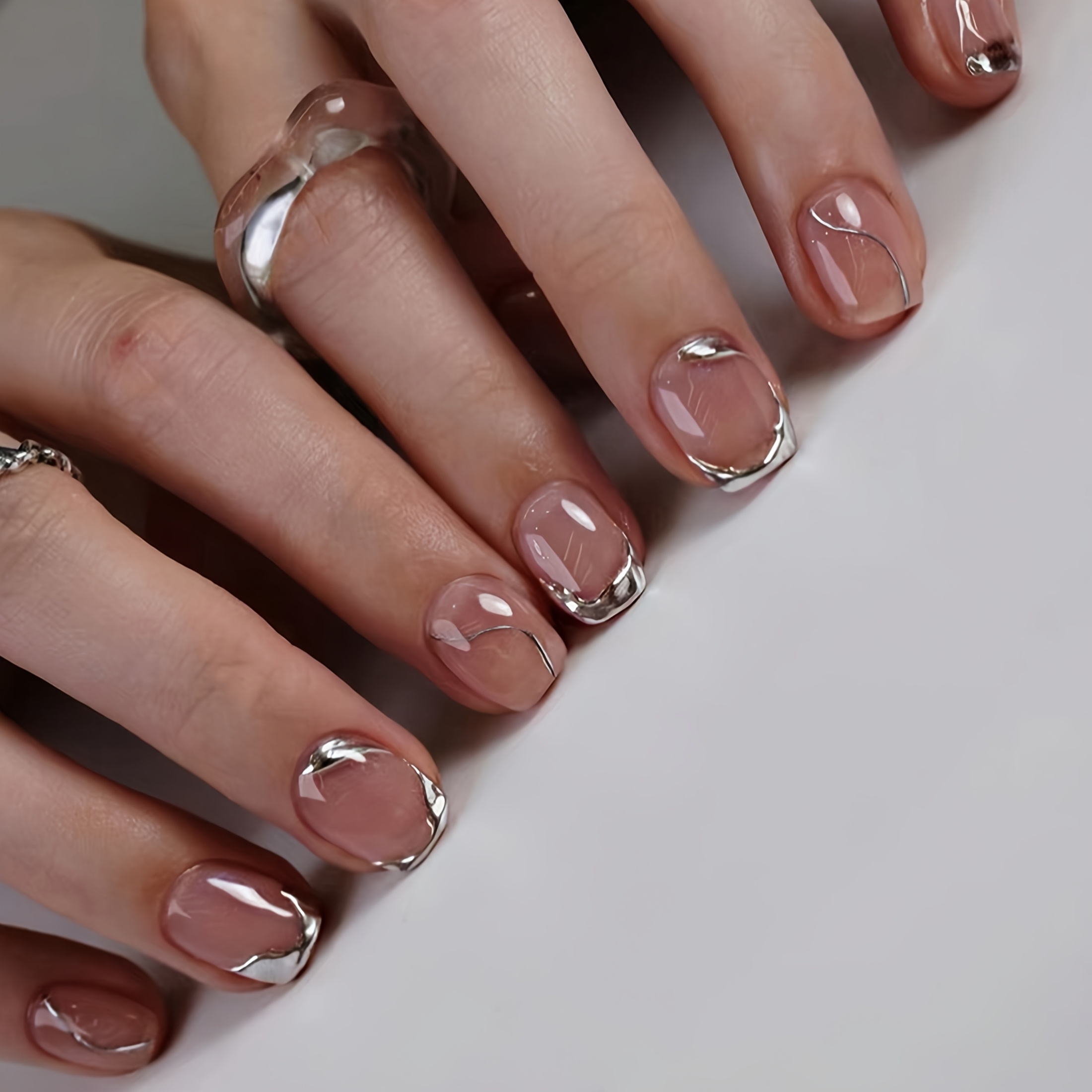TEMU 24 faux ongles carrés courts, style français avec motif de asymétriques argentées minimalistes et modernes, style Y2K, adaptés pour , les fêtes,
