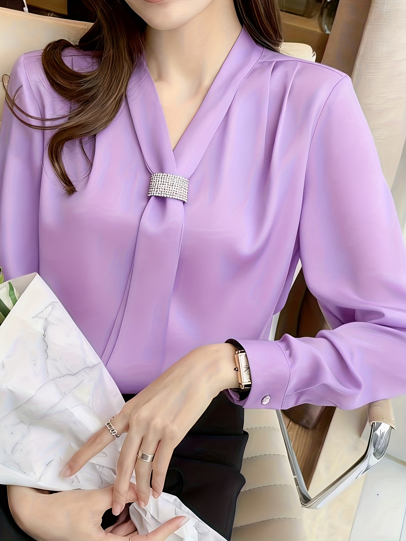 Elegante Blusa de Satén Inspirada en el Medio Oriente para Mujer - Camisa de Manga Larga con Cuello en V y Detalle de Lazo en Color Burdeos Sólido, Lavable a Máquina y Ajuste Sastre para Uso en Todas las Estaciones, Atuendo Formal, Acabado Elegante