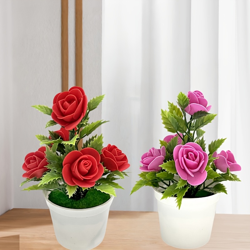 Twee levensechte kunstmatige rozen in pot