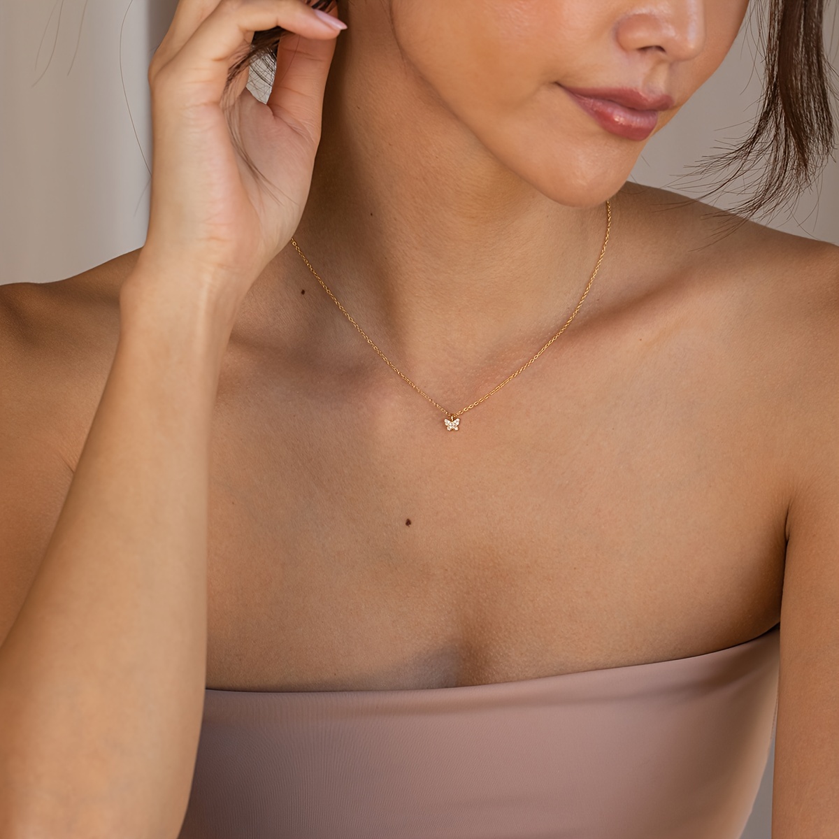 E-shop Minimalistische Schmetterling Anhänger Halskette, eingelegt mit funkelnden Kristall Zirkonia, klassische vergoldenete Accessoire Halskette für