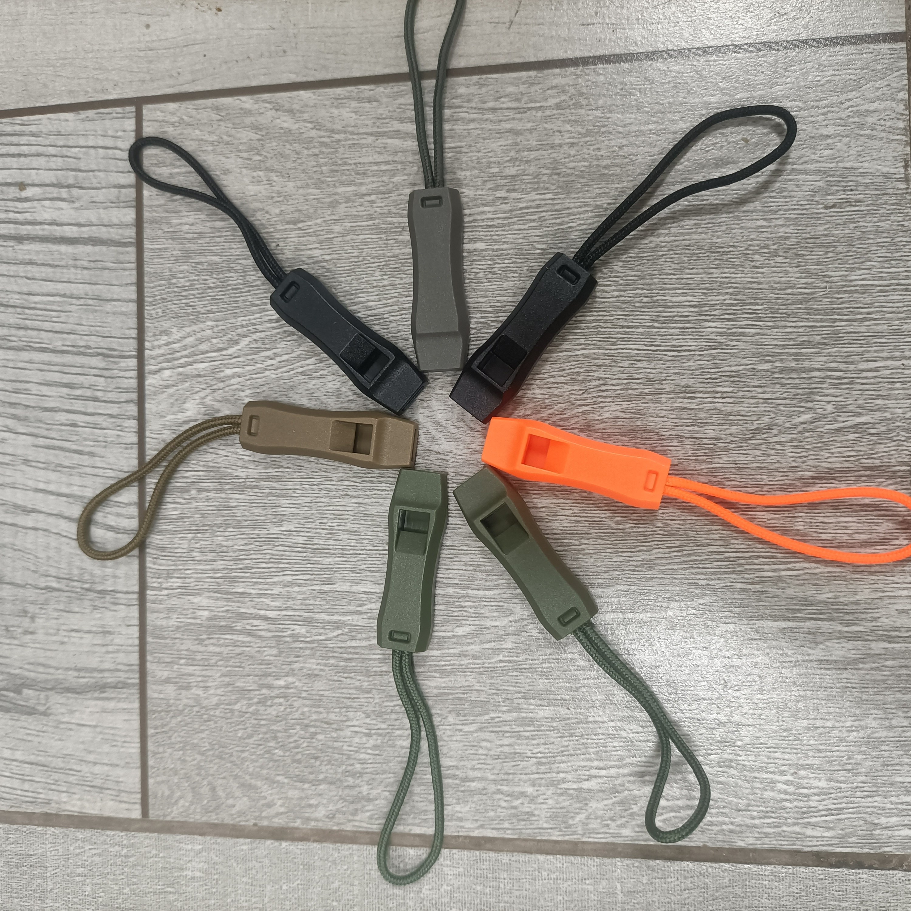E-shop 7-teiliges tragbares Mini-Pfeifen- und Spannverschluss-Set, für Abenteuerliebhaber. Unverzichtbare Camping-Überlebensausrüstung und