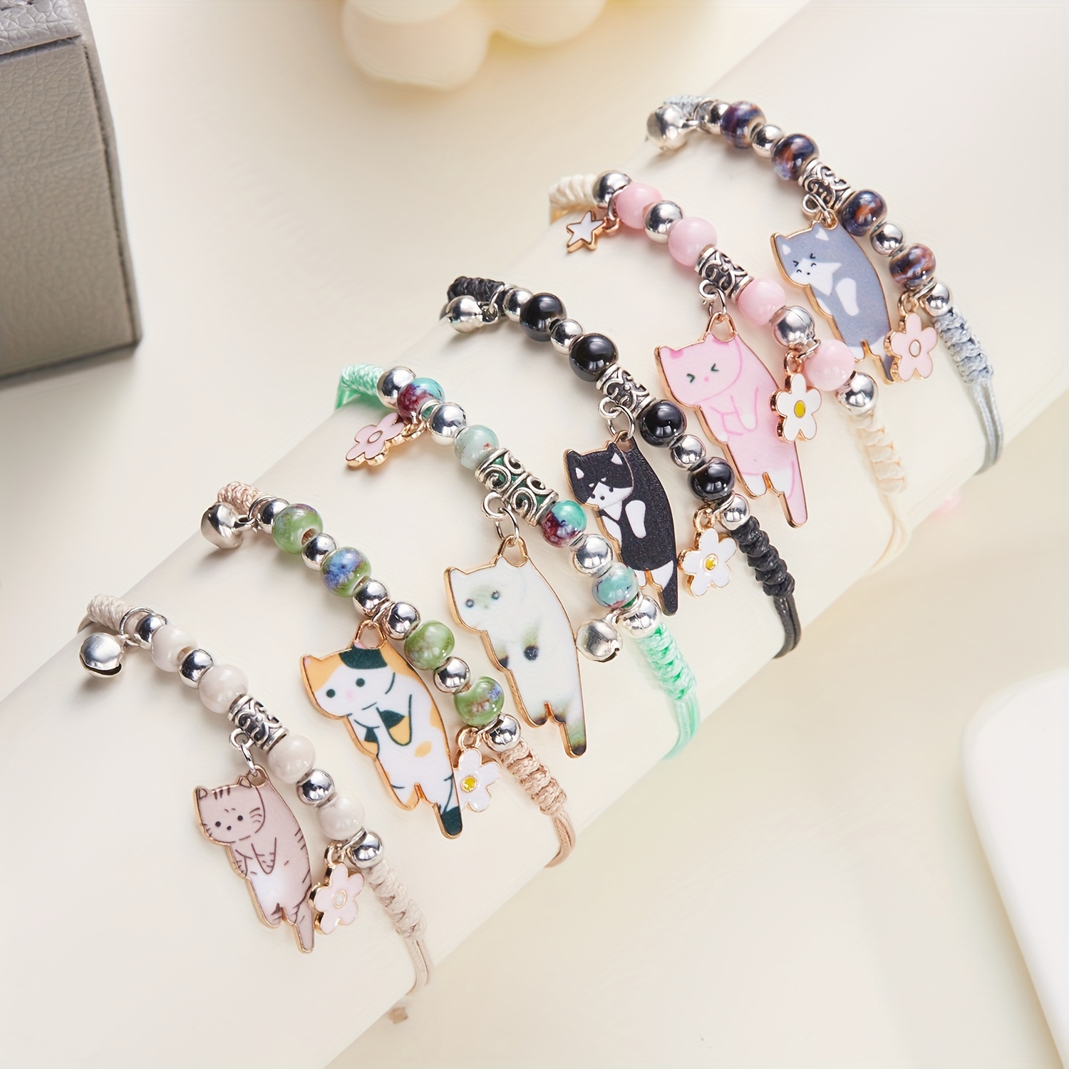 

Bracelet à breloques : Adorable pendentif chat de dessin animé avec des perles en pierre synthétique et un cordon tressé - Parfait pour un usage quotidien ou comme cadeau