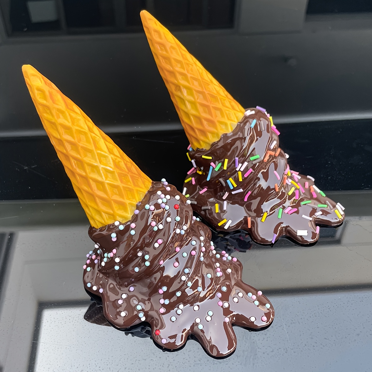 溶けるアイスクリームの彫刻 室内装飾に適した レーション ガーデンの