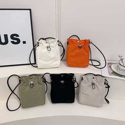 isang crossbody bag ng kababaihan na pinagsasama ang retro style na may kaswal na simplisidad, nagtatampok ng solid color na na angkop para sa paglalagay ng telepono. ang mini bag na ito ay pwedeng gamitin shoulder bag, handbag, purse