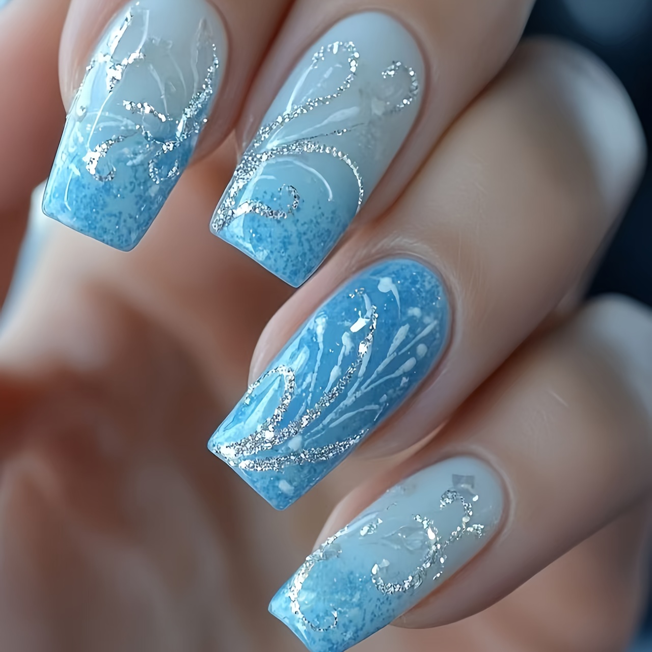 E-shop 24 Stück Eisblau - Durchscheinend Blau - Silberfarben - Glitzernde Linienkunst Press-On Nägel, Ideal für Events, Abnehmbare Künstliche Nägel