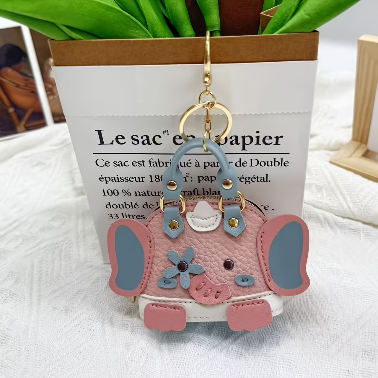 

A Creative And Cute Mini Elephant Coin Purse With A Texture, Headphones And As A Keychain Accessory, Resembling A Stylish Mini Handbag.