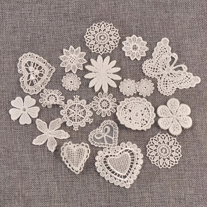 E-shop 20 Stück zufällig gemischte dekorative Stoffaufkleber in verschiedenen Formen wie weißen Spitzen-Schmetterlingen, Liebesblumen und mehr, ca. 2-5