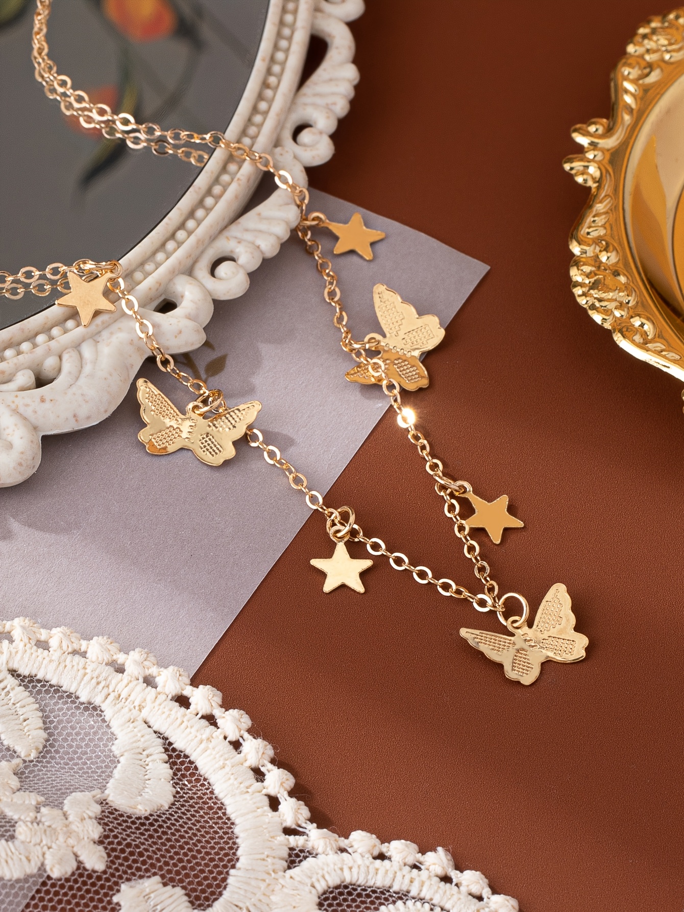 Collar elegante y minimalista con colgante de mariposa y estrella para mujer - Aleación de zinc de tono dorado, ideal para el uso diario y las fiestas, piedra de nacimiento de agosto, piedra sintética, dijes de mariposa