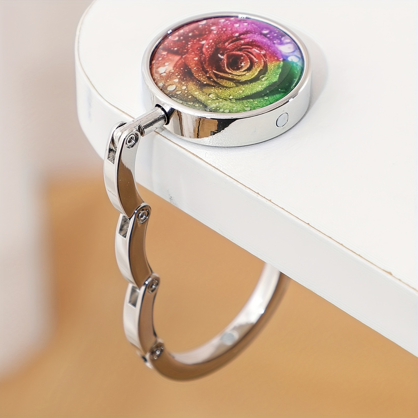 TEMU 2D - Un gancho de metal para bolso con un elegante diseño floral 2D - un soporte plegable para bolso de escritorio, adecuado para viajes y