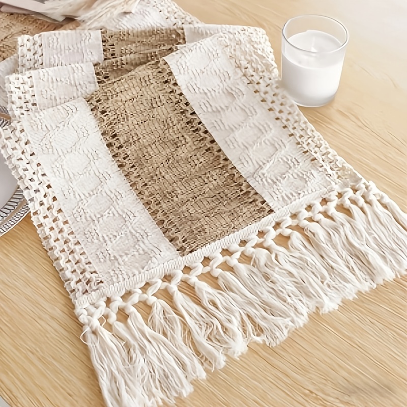 Un caminito de mesa bohemio de 72 pulgadas de largo, diseñado para la decoración del hogar, con un estilo rústico de granja en crema y marrón, completo con borlas, adecuado para usar en la sala de comidas o en el dormitorio.