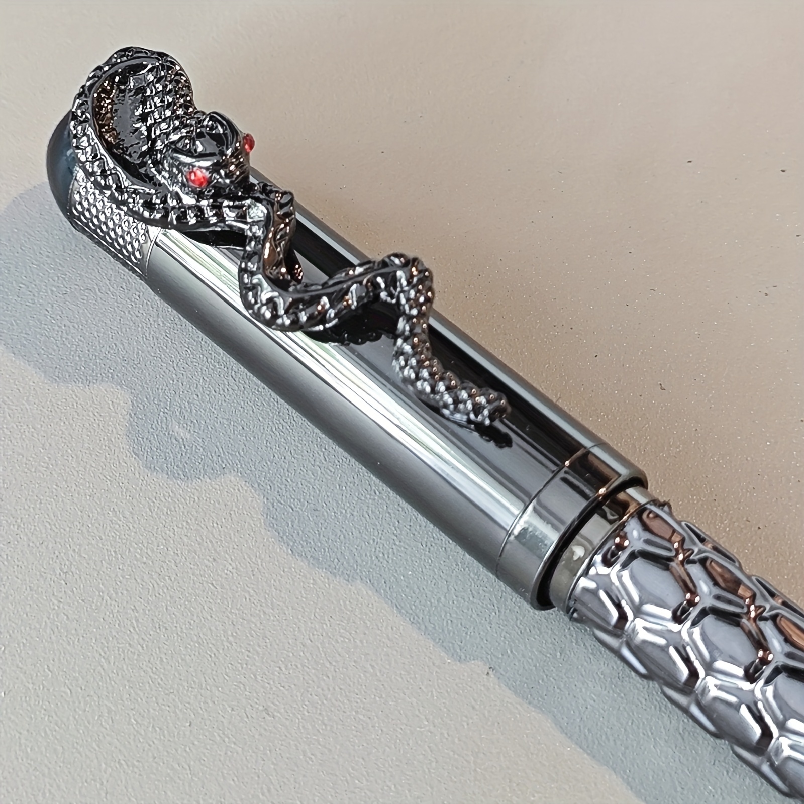 1pc Luxury Clip Ballpoint Pen For Men - Silvery Metal Carved Executive Pen, Cool Writing Tool, School Gift Stationery, Back To School