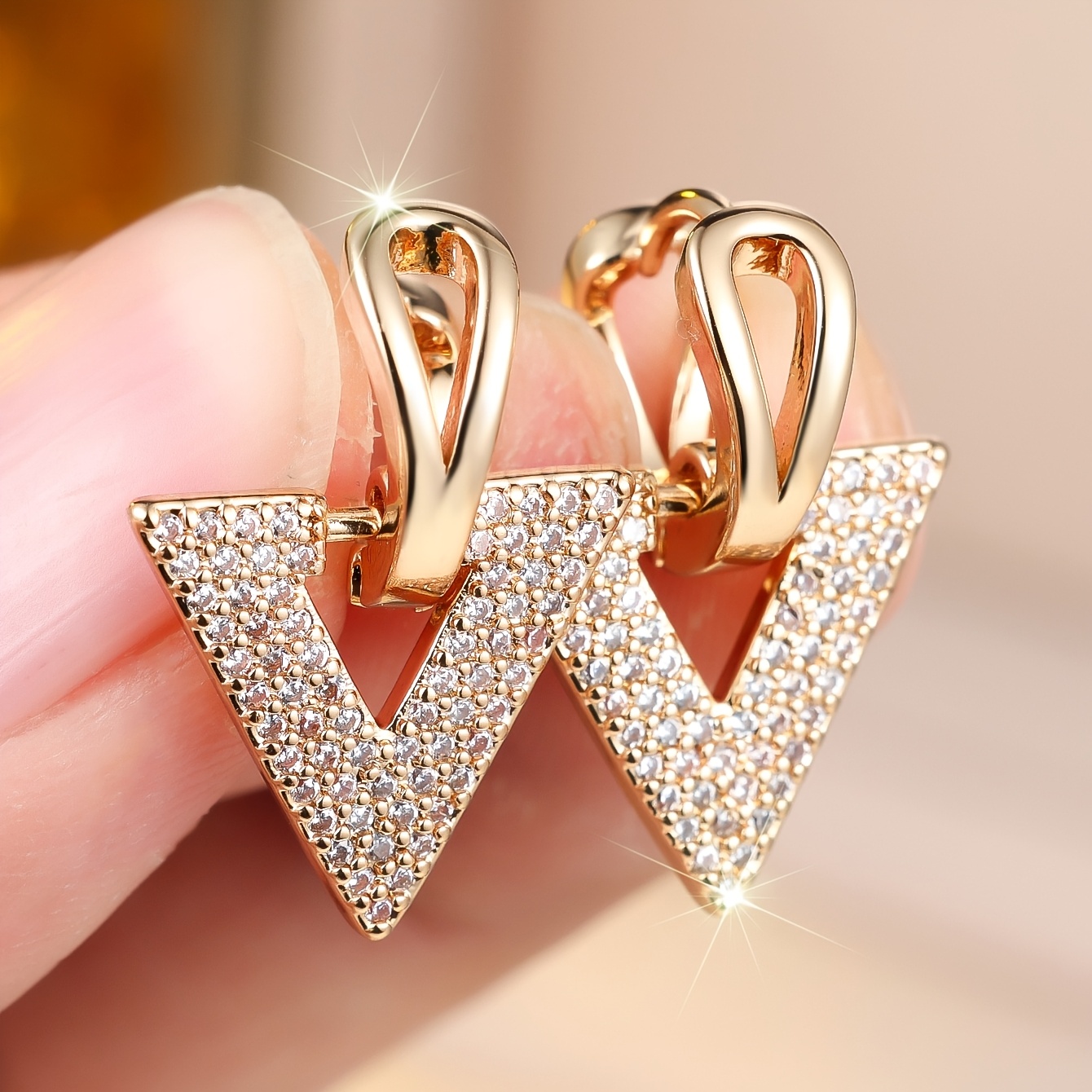E-shop ANGOL Ein Paar Dreieckige Damenmode Leichte Luxus Klassische Luxus Elegante Vielseitige Exquisite Schmuck Eingelegt mit Weißem Synthetischem