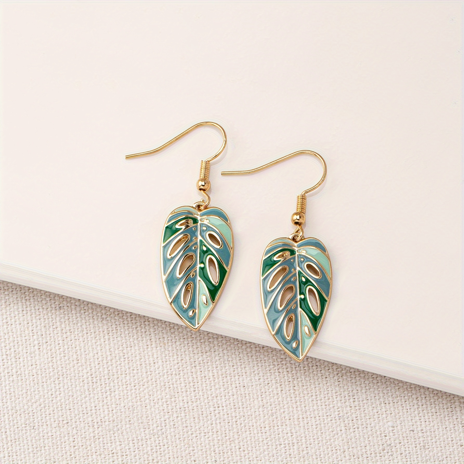 

Bohemian Leaf Drop Earrings - Elegant Hollow-out Green Enamel Dangle Fashion Earrings For Women, Zinc Alloy With No Plating, Versatile For Daily Wear & Gift Giving