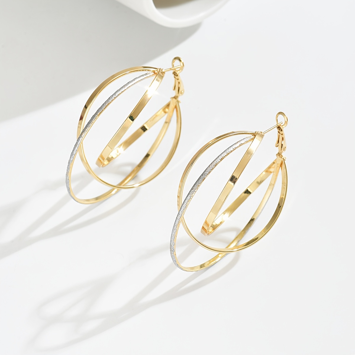 TEMU Une paire de boucles d'oreilles géométriques simples, de luxe léger, polyvalentes, à croix à trois , bicolores dorées et argentées