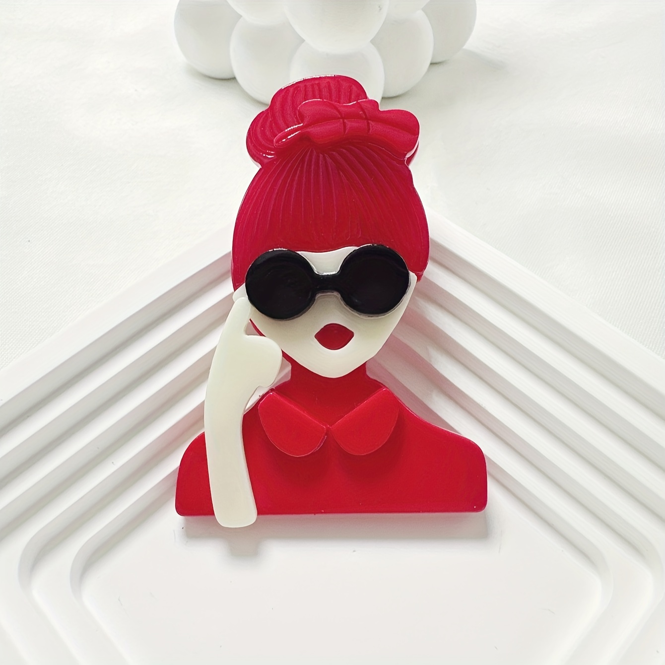 

Fashionable Red Acrylic Hair Clip Brooch, Sexy Vacation Style, Versatile Party And Banquet Accessory, No Plating, Solid Color Design - Suitable For All Seasons