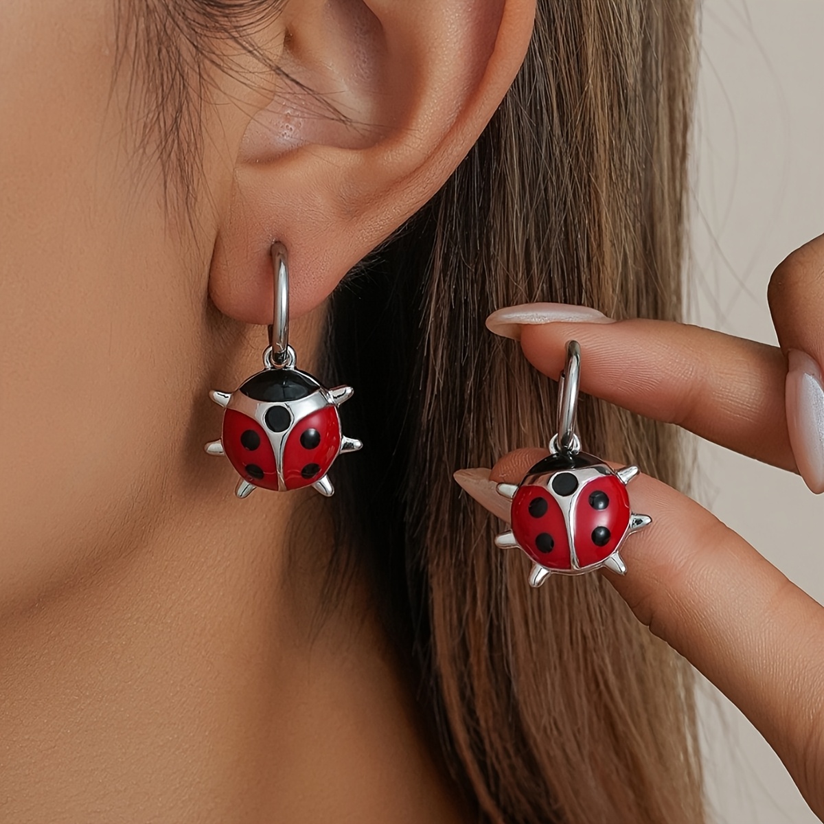 Image of 1 Pair Of Classic Retro Stainless Steel Circle-shaped Ladybug Pendant Earrings, Suitable For Women' Vacations And Special Occasions, Creative Jewelry Gifts