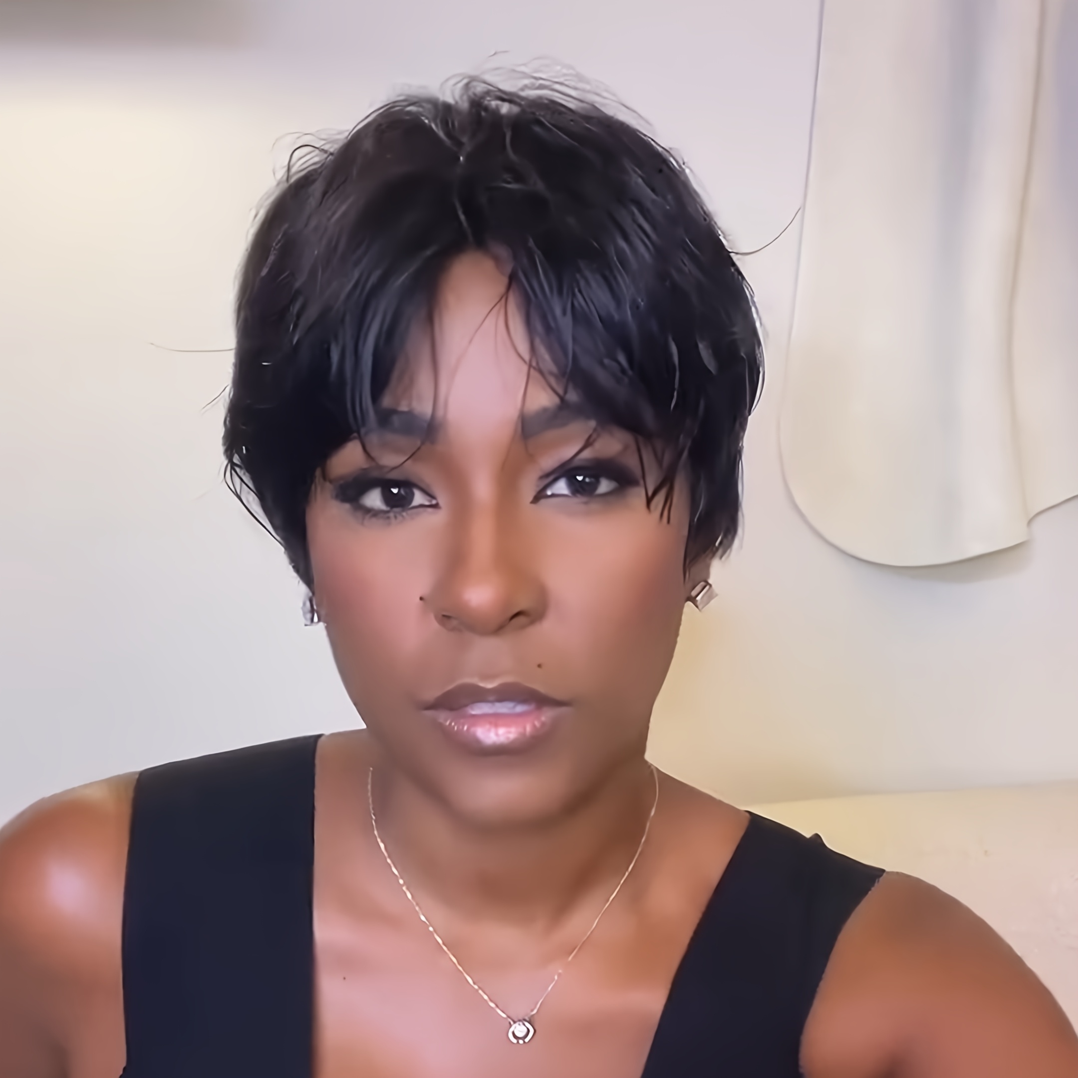 

Elegant 4-inch Cut Wig With Bangs For Women - 180% Density, Straight Human Hair, Machine Made, No Lace Front