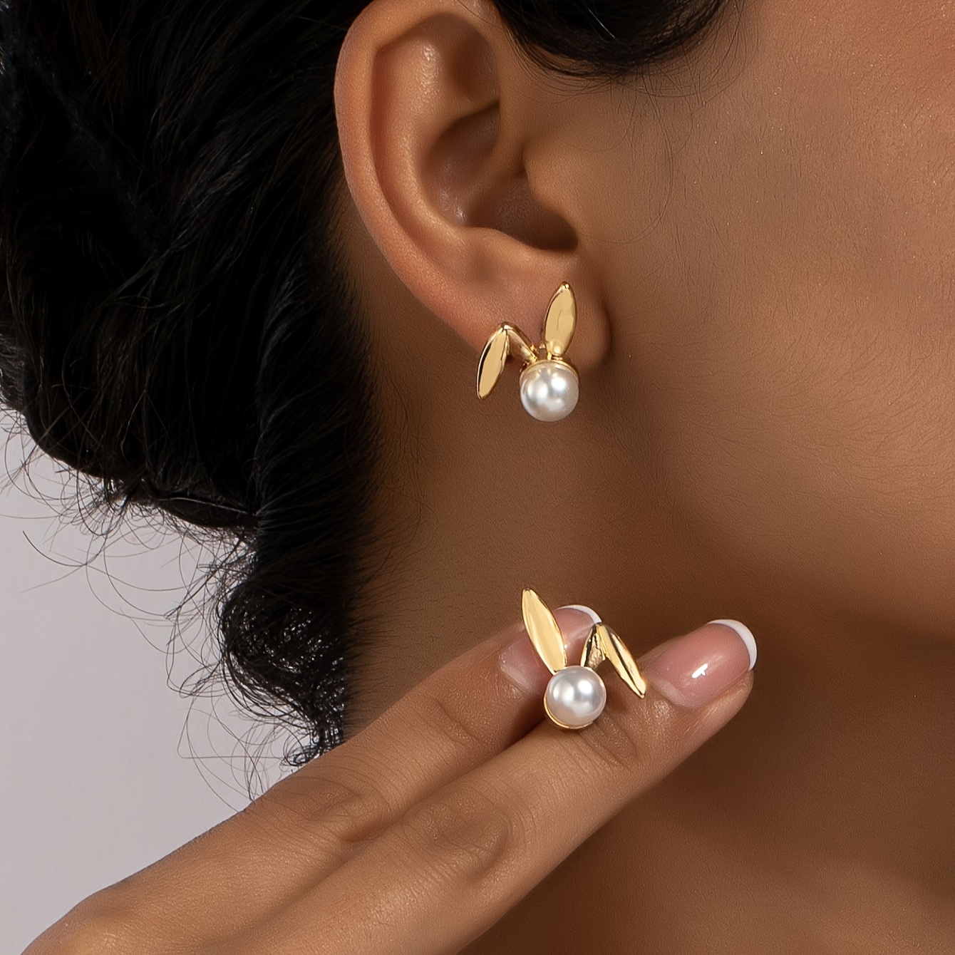 

Boucles d'oreilles élégantes en forme de lapin avec des perles synthétiques, style rétro, bijoux polyvalents pour femmes modernes, accessoire d'oreille créatif.