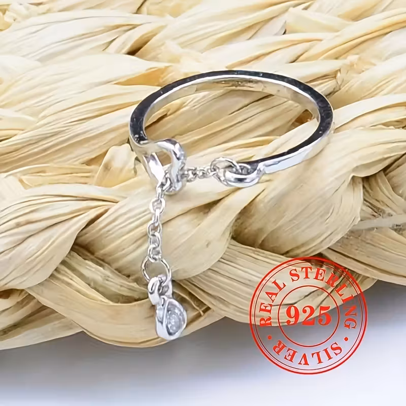 eine stilvolle herzförmige kette mit zirkonia-anhänger,1.9 克 aus 925er 纯银 Wiegt。 verstellbarer 犯罪戒指,der sich für damen eignet,um ihn bei feiertagsfeiern 和优雅的 schmuckbänken zu tragen。产品详情 0