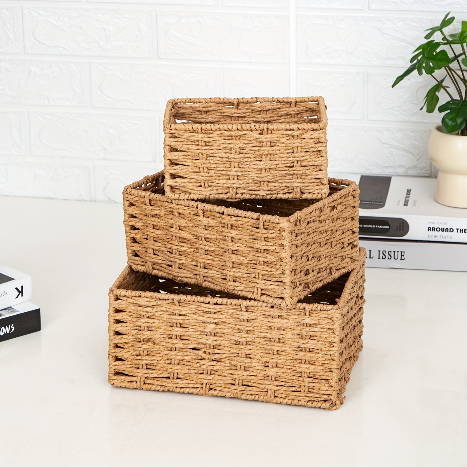 E-shop Ein Set aus drei gewebten Aufbewahrungskörben für den Heimgebrauch, hergestellt aus Papierseil, ungefüttert, geeignet zur Aufbewahrung von