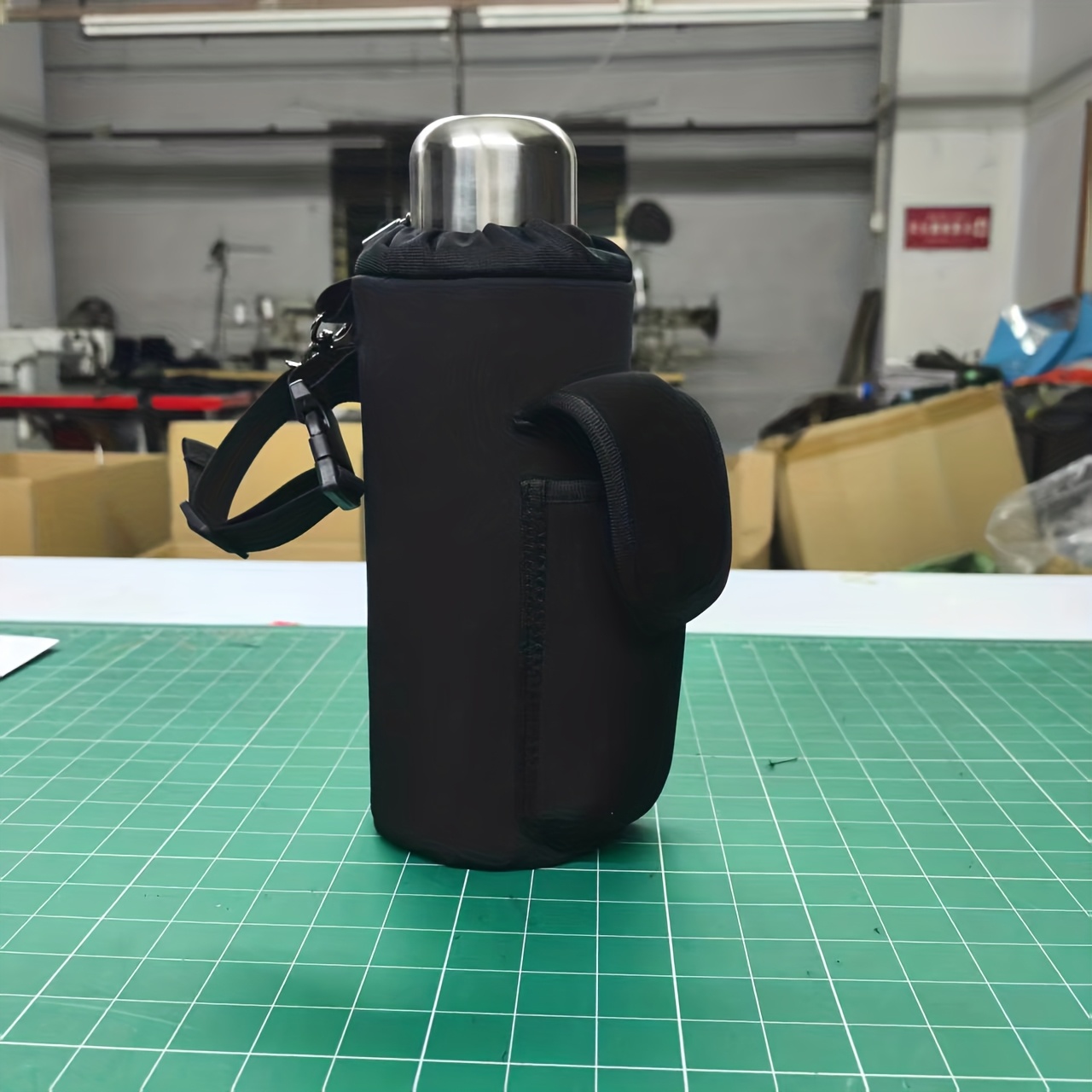 E-shop Pferde Sattel Wasserflaschenhalter mit verstellbarem Riemen & Tasche - Robustes schwarzes Reitsportzubehör, einfaches An-/Abbausystem, sichere