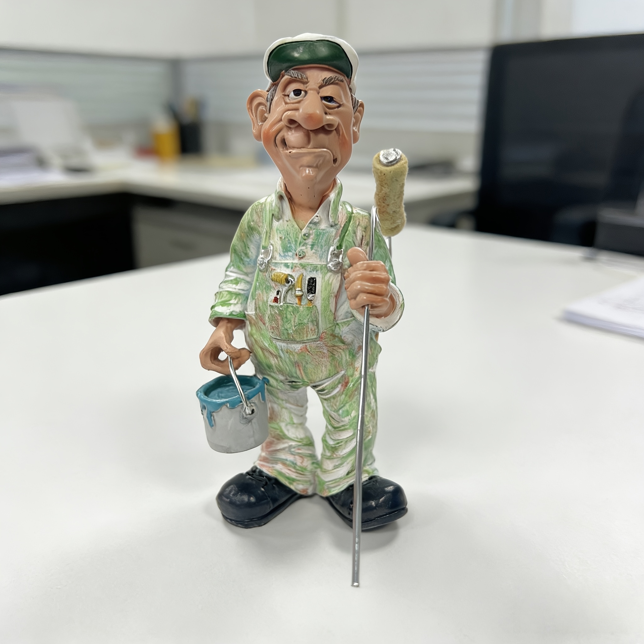 E-shop Kreative Maler Resin-Statue Deko, Lustige Praktische Handwerker-Skulptur, Inklusive Farbroller Eimer, für Home-Office-Schreibtisch-Dekoration,