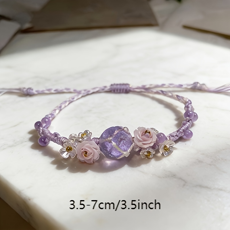 E-shop Handgewebtes verstellbares Armband mit hellvioletten Kristallperlen rosa Rosenverzierung. Bohemian-Süß-Stil zarter Schmuck, geeignet für den