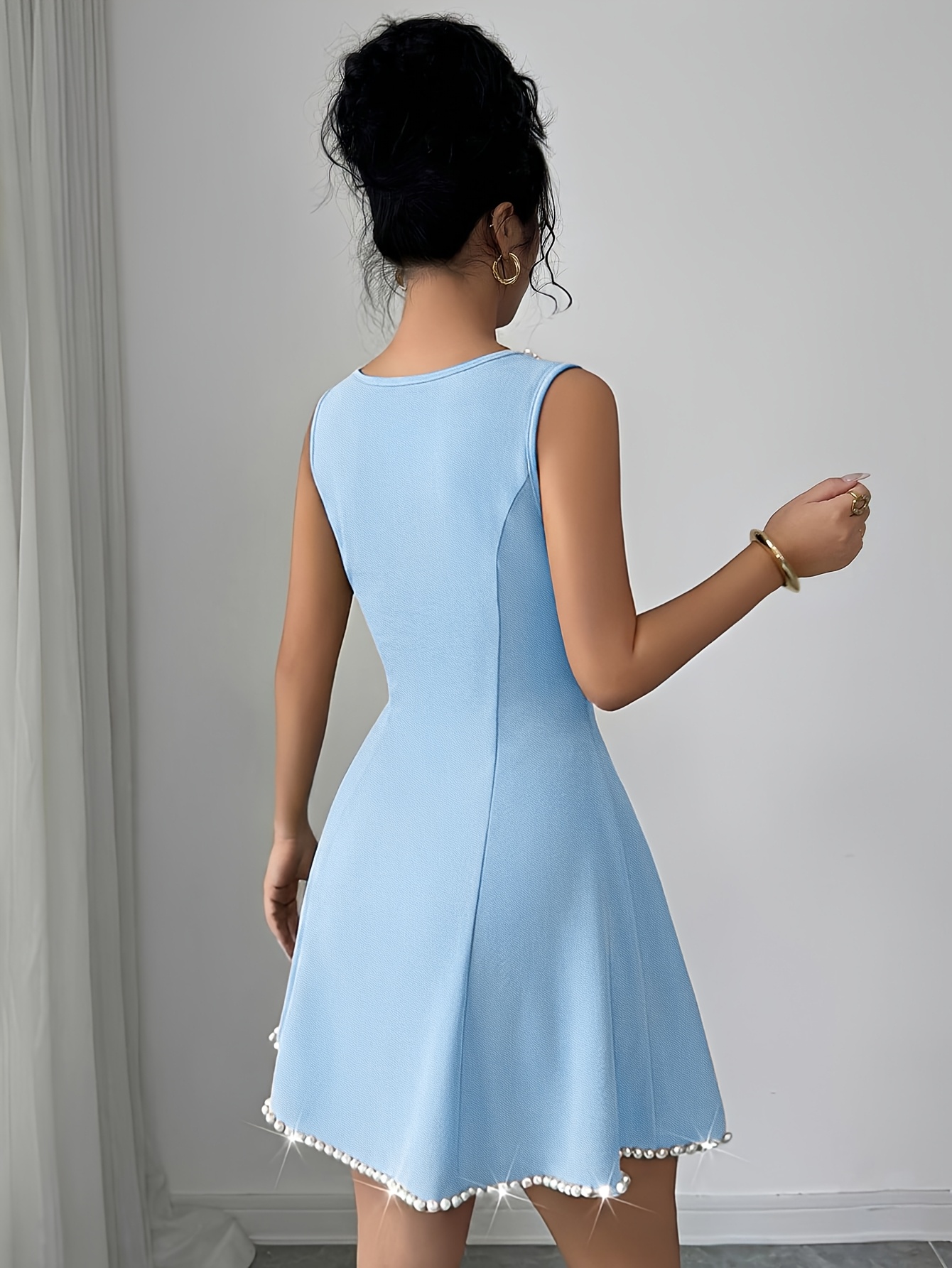 Élégante robe courte sans manches pour femmes, ornée de perles et ceinturant la taille, idéale pour le printemps et l'été. Robe élégante pour femmes, robe courte ornée de perles, robe courte sans manches ceinturant la taille, élégante robe courte noire.