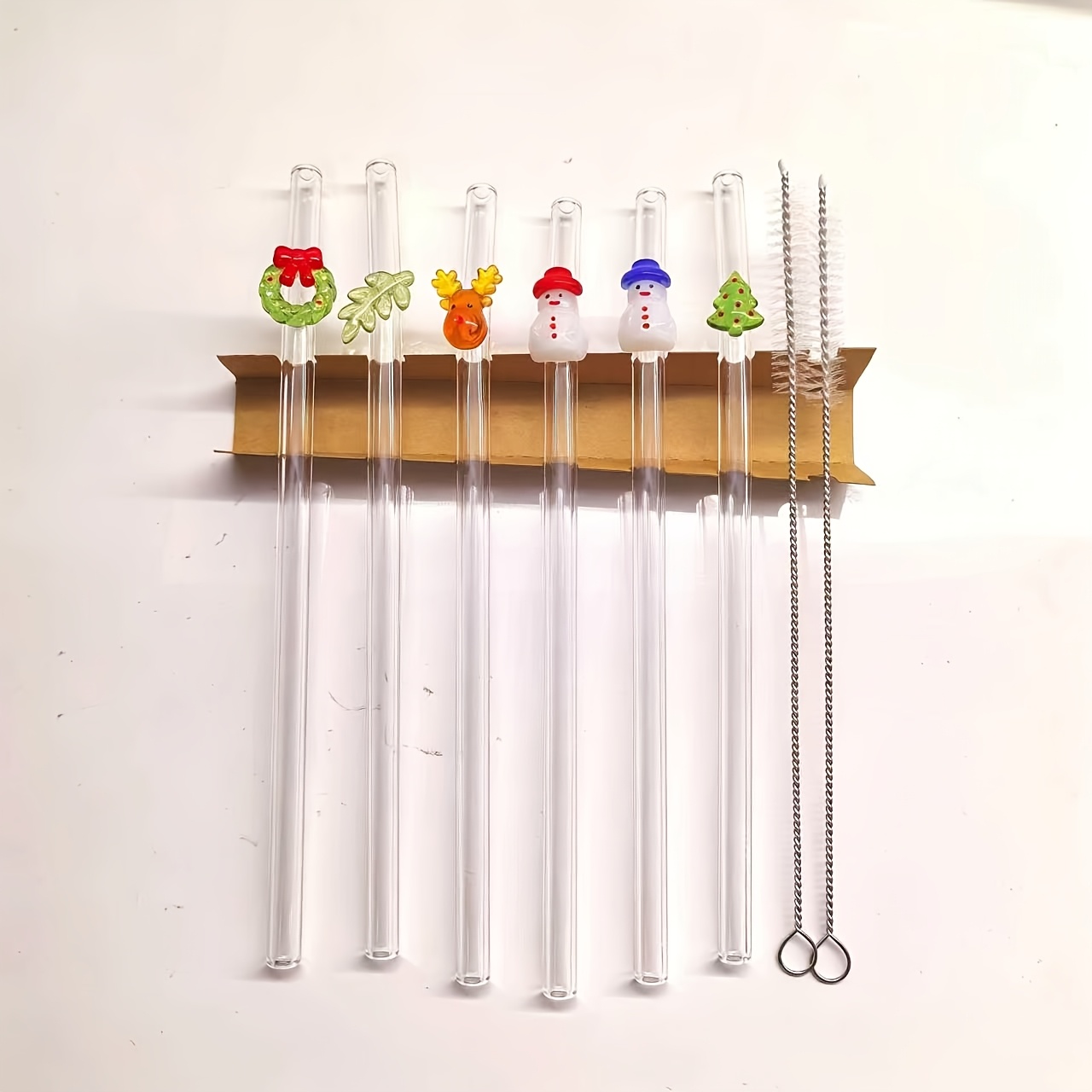 TEMU Un set di 6 cannucce in vetro borosilicato con 2 spazzolini di pulizia gratuiti, con elementi natalizi. per Natale.