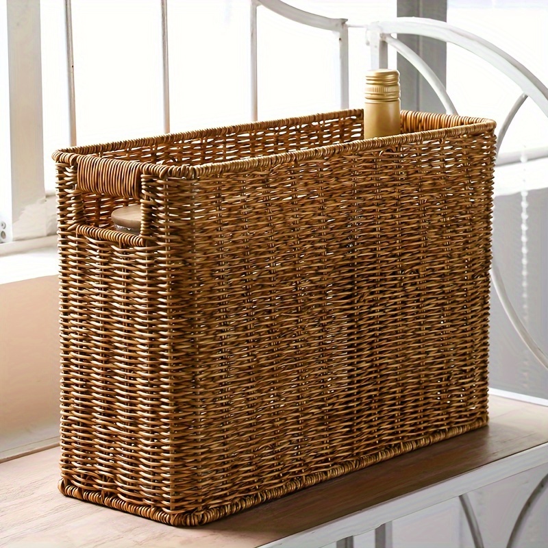 

Un panier étagère en imitation rustique, organisateur de rangement en plastique polyvalent un les magazines, , fichiers dans , le ,