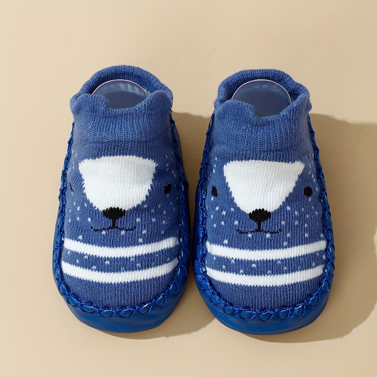 

Une paire de chaussettes antidérapantes mignonnes pour bébés apprenant à , adaptées à une utilisation intérieure et extérieure, parfaites pour un pour les tout-.