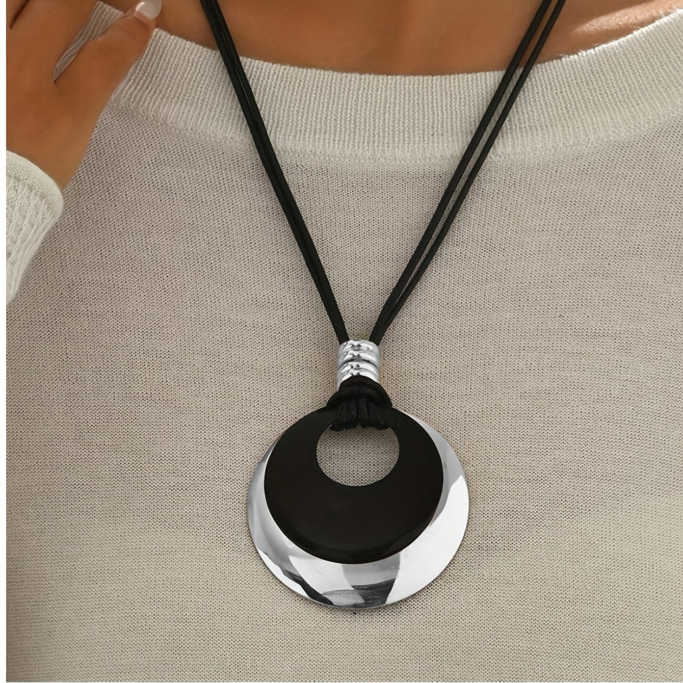 E-shop 1 Stück Damenmode Anhänger Halskette Vintage Kreativ Farbblock Hollow Disc Geometrische Form Lederseil Lange Alltägliche Vielseitige