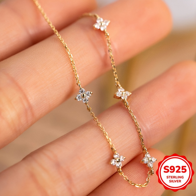 

A Delicate And Minimalist S925 Silver Bracelet With Synthetic Zirconia Flowers, Perfect As A Day Gift, Weighing 1.33g.