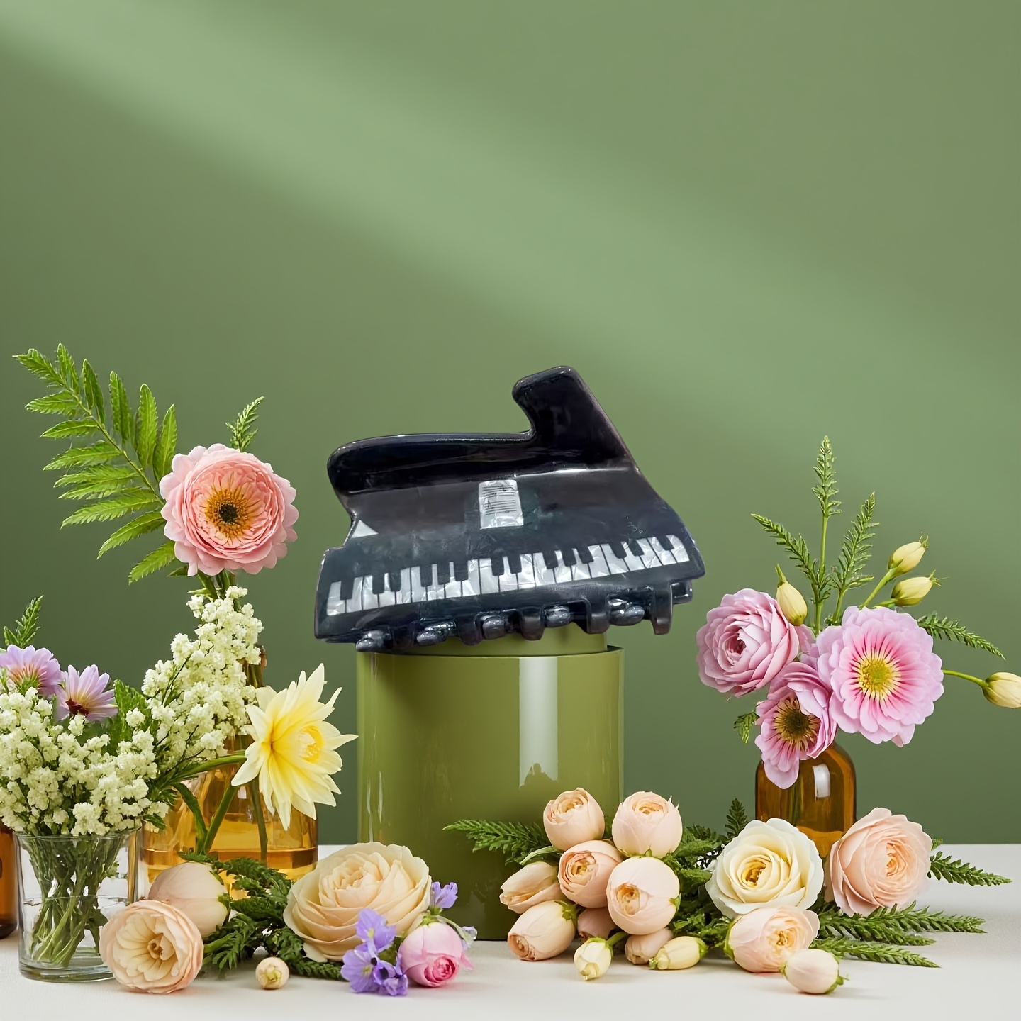 TEMU 1pc Of -themed Hair Clip, Y2k Style, Shaped Like Piano. Made Of Durable Acrylic Material, Body Is Black, Showcasing Of 's Black And And Body
