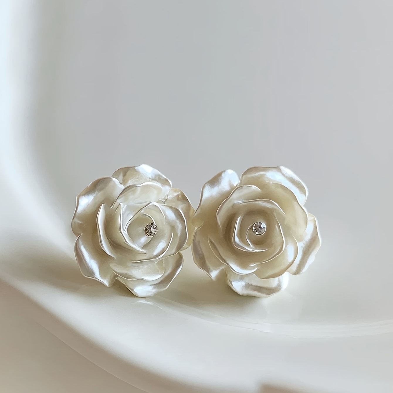 TEMU 1 Pair Of Elegant, Gentle, And High-end White Resin Camellia Design Stud Earrings With Glass Rhinestone Inlay, Versatile And Lightly Luxurious,