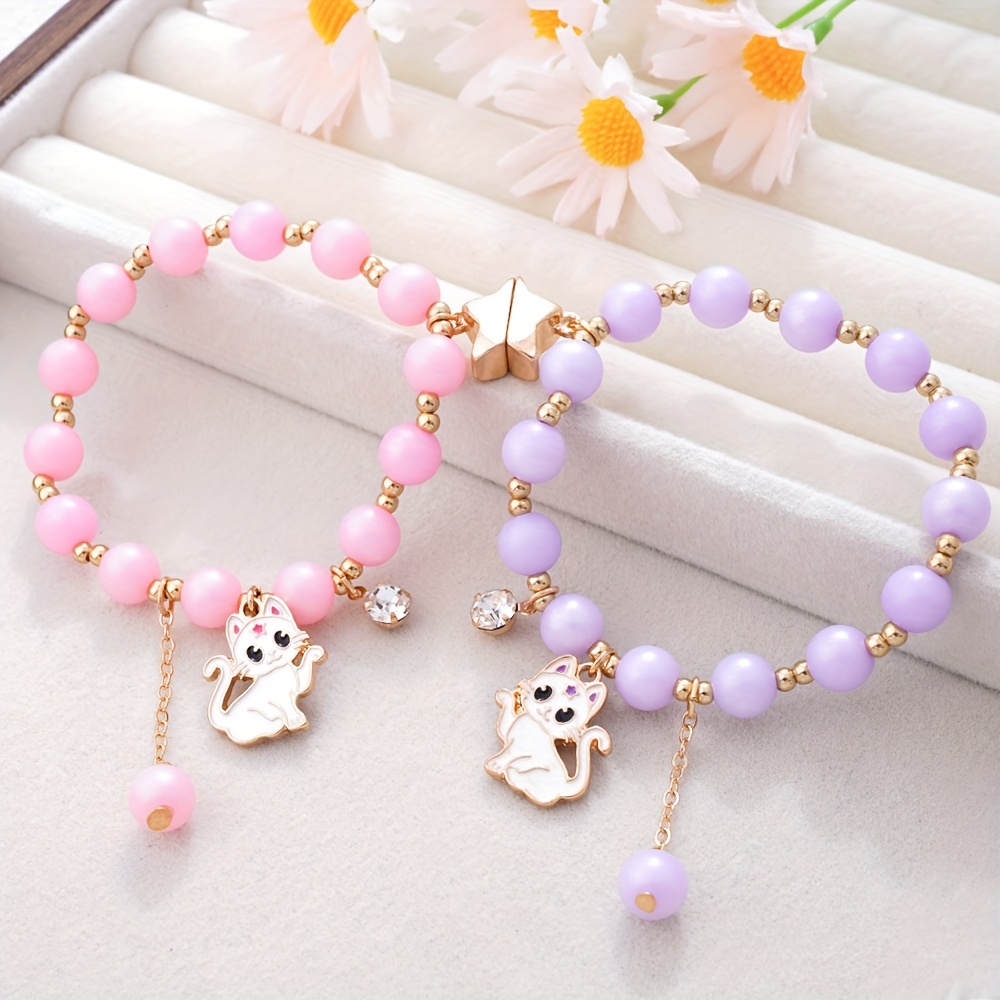 E-shop 2er-Set Niedliche Weiße Lila Klatschkatze Emaille Anhänger Acrylperle Elastisches Armband mit Stern Dekor - Trendiges Mode Accessoire Set für