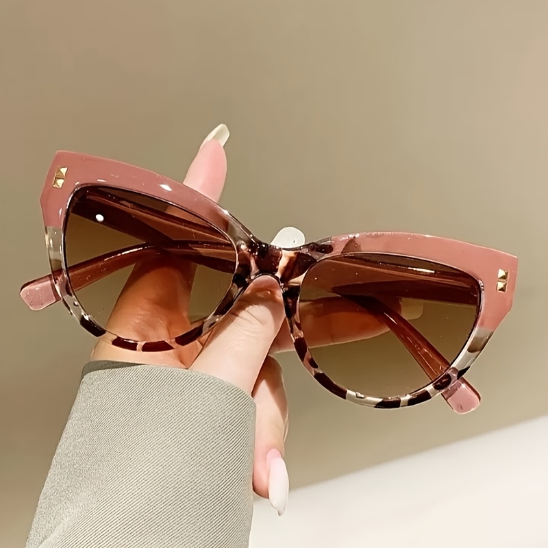A Pair of Unisex Fashionable Glasses with a Classic Color-Block Design in a Trendy Tofu Color, Perfect for Street Style Outfits. an Excellent Gift for Family And Friends During Holidays Like Wedding Season, Mother'S Day, Valentine'S Day