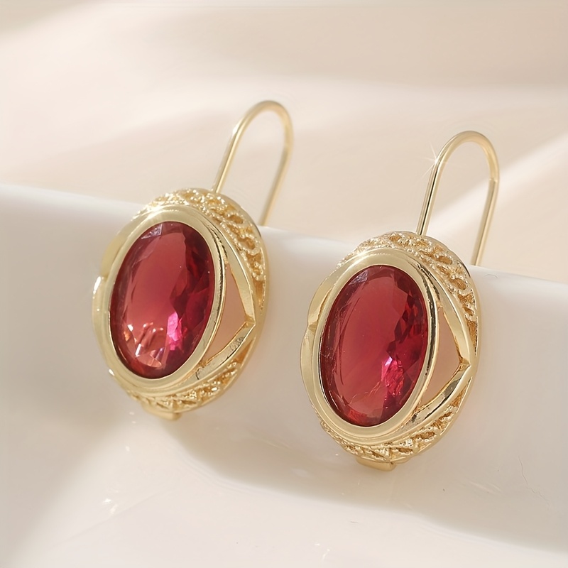 E-shop 1 Paar künstlerische goldfarbene Lochmuster-Ohrringe mit rotem synthetischem Zirkonia, exquisite elegante Ohrringe für Damen